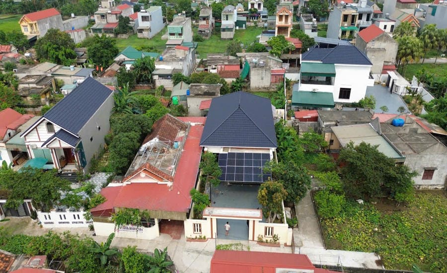 Solar power system of Mr. Vu Van Diep's family (50 years old, Tinh Gia ward, Thanh Hoa province). Photo: Tuyet Lan