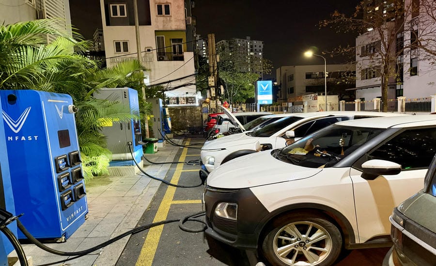 According to energy experts, if reasonably allocated, charging electric vehicles during low load hours will help the power system operate more efficiently, reducing the risk of local overload. Photo: Duc Van