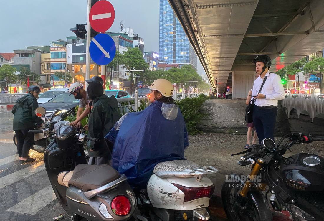 Tại nút giao Nguyễn Chí Thanh - Trần Duy Hưng, người dân vội vã tìm nơi trú mưa khi thời tiết chuyển xấu đột ngột. Chị Vương Thị Thanh Hòa (phường Hoàng Mai, Hà Nội) cho biết: “Tôi đang trên đường đi làm về thì bất ngờ gặp mưa lớn kèm sấm chớp. Vì lo ngại nguy hiểm nên tôi phải tạm trú mưa, chờ thời tiết ổn định hơn mới tiếp tục di chuyển”.