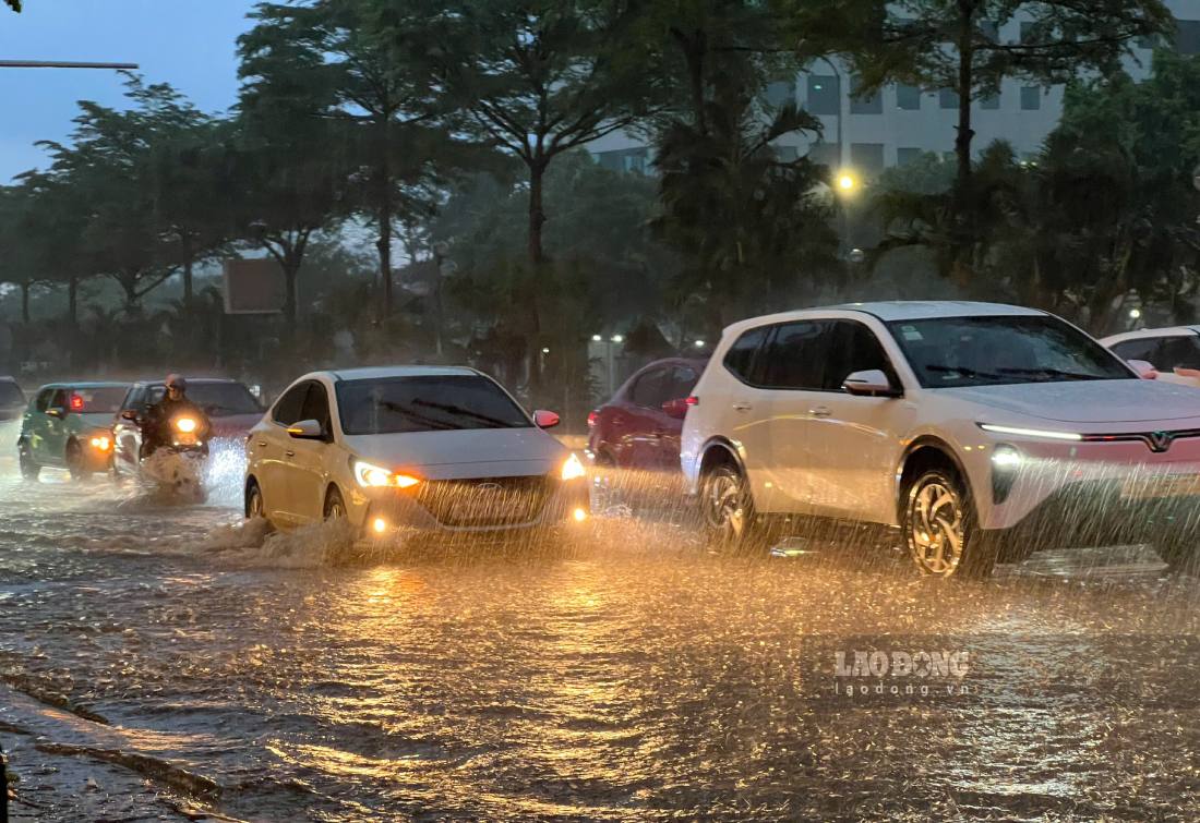 Chiều tối ngày 28.5, Hà Nội mưa lớn kèm theo sấm liên hồi đã khiến nhiều tuyến phố ngập sâu trong nước.