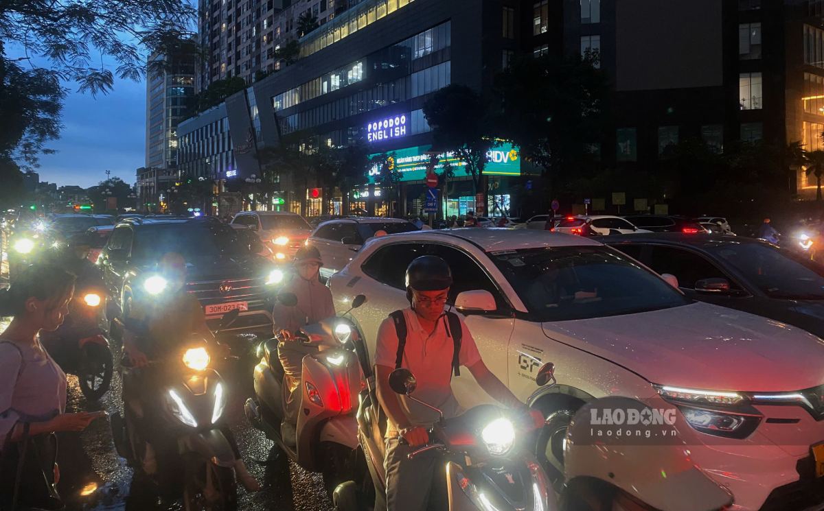 Mưa lớn vào giờ cao điểm khiến tuyến đường Lê Văn Lương xảy ra tình trạng ùn ứ cục bộ, các phương tiện di chuyển chậm.