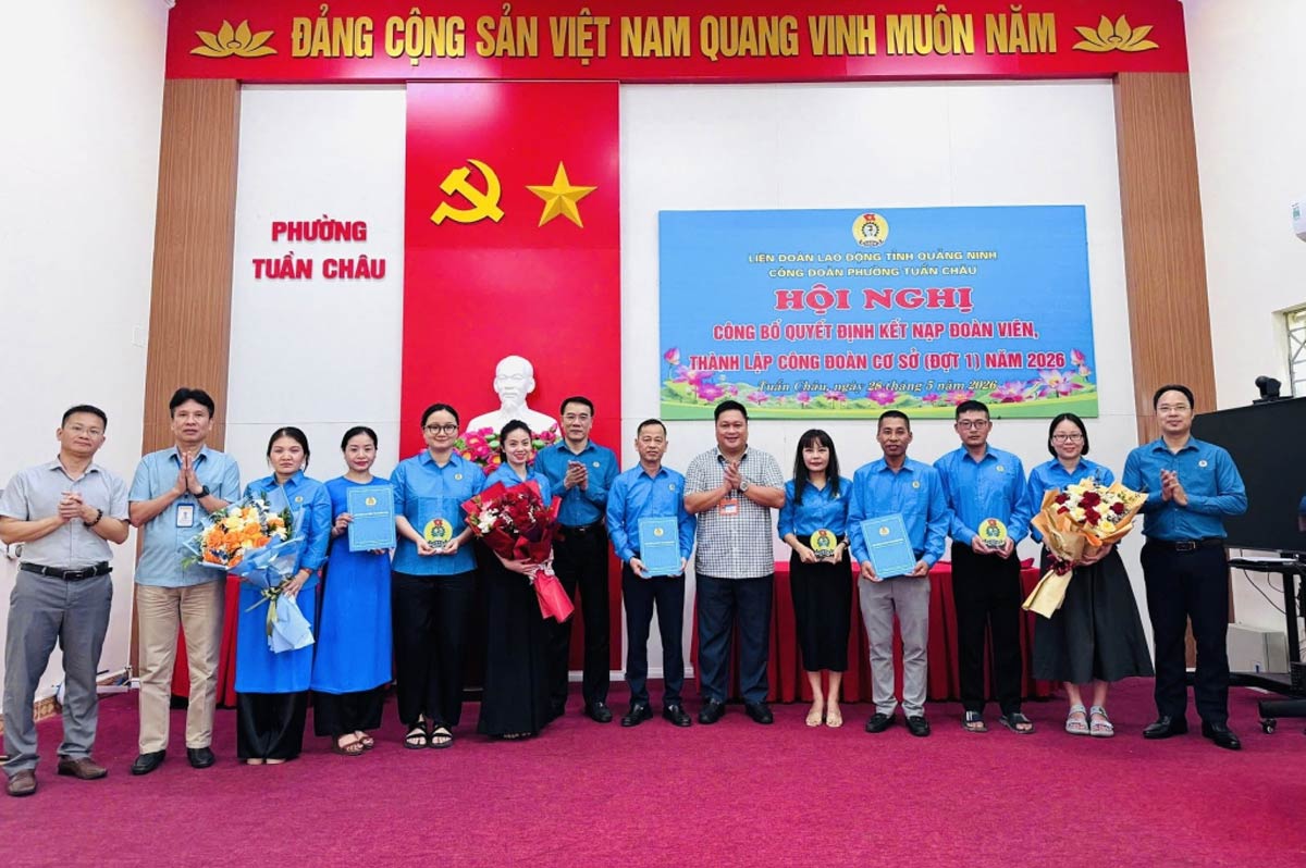 Leaders of the Provincial Labor Federation, Tuan Chau Ward and Ward Trade Union present certificates of establishment of grassroots trade unions to units. Photo: Tuan Chau Trade Union