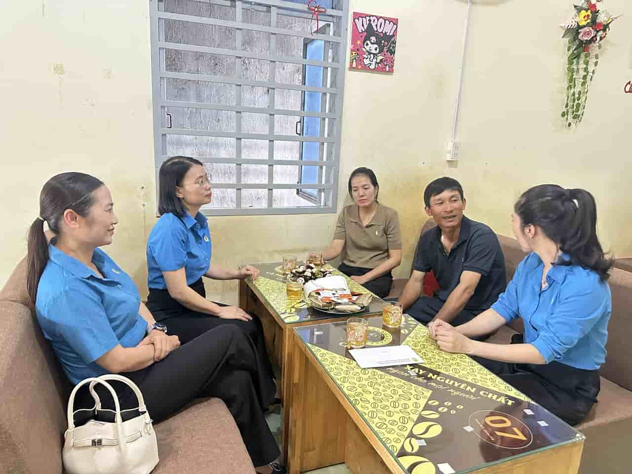 Công đoàn phường trò chuyện, thăm hỏi gia đình anh Khởi (áo đen). Ảnh: Thanh Tuấn
