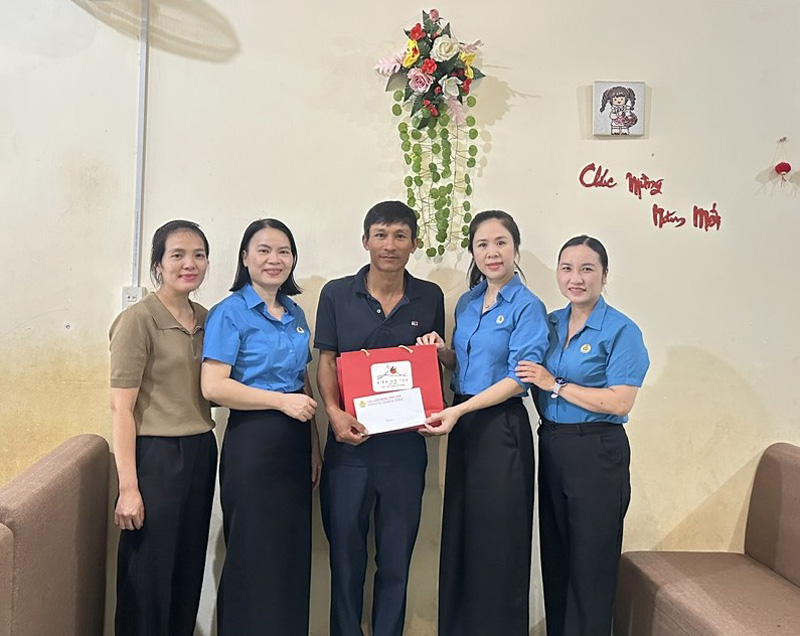 Ward Trade Union presents gifts to encourage workers. Photo: Thanh Tuan