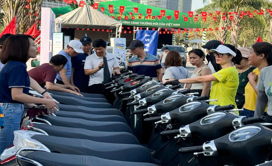 Many people are interested in the gasoline exchange program. Photo: Xuyen Dong