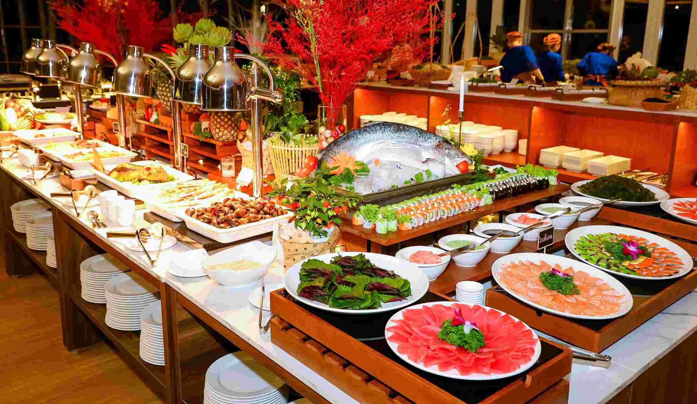 Quầy buffet sang trọng với hàng loạt món Á - Âu và đặc sản Đà Lạt mang đến trải nghiệm ẩm thực trọn vẹn. Ảnh: Thanh Hương