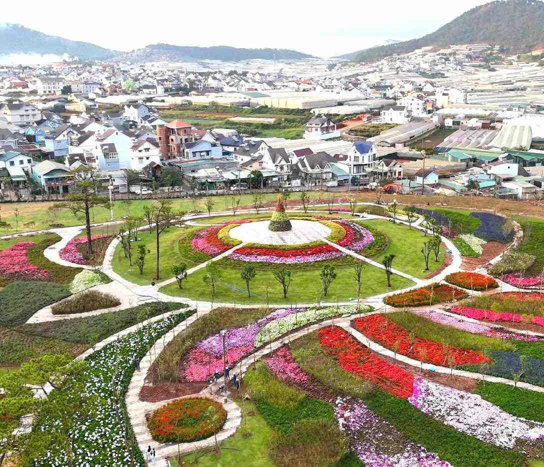 Từ trên cao, Delight Park hiện lên như một bức tranh nghệ thuật khổng lồ giữa thành phố sương mù. Ảnh: Thanh Hương