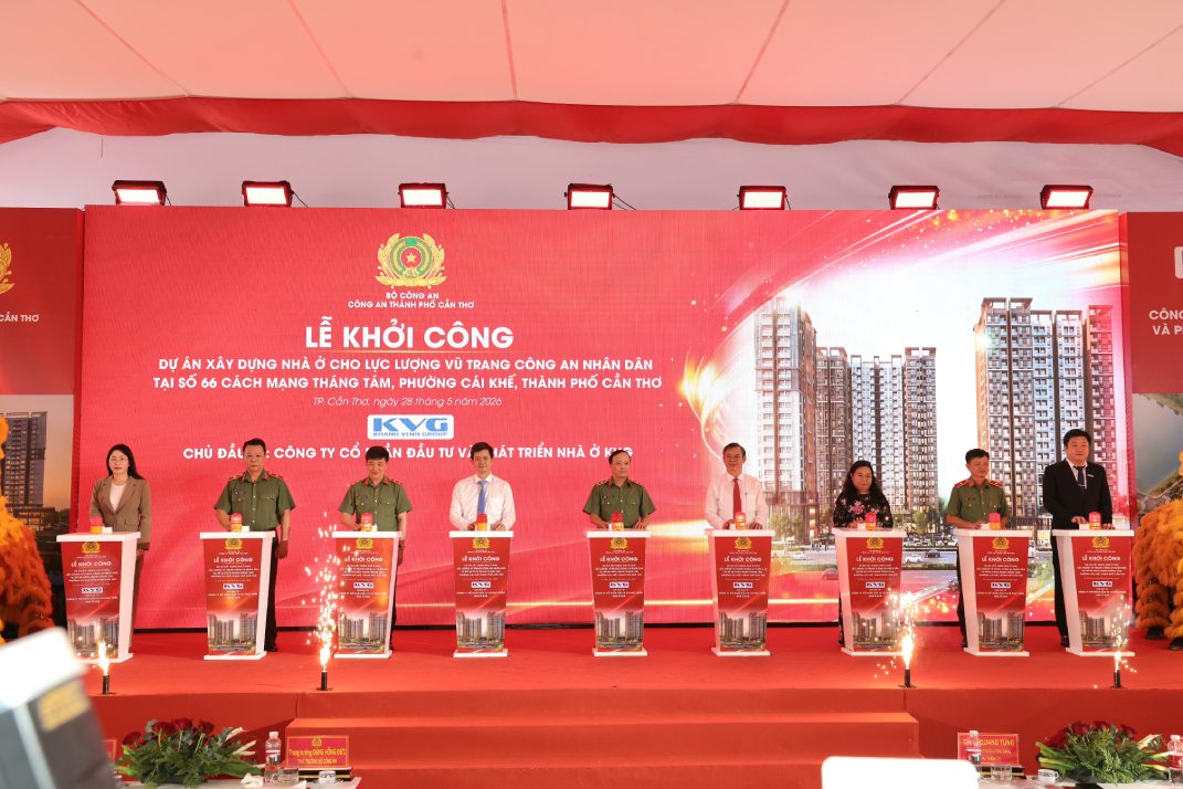 Các đại biểu đã thực hiện nghi thức khởi công Dự án Nhà ở cho lực lượng vũ trang Công an nhân dân. Ảnh: Tạ Quang