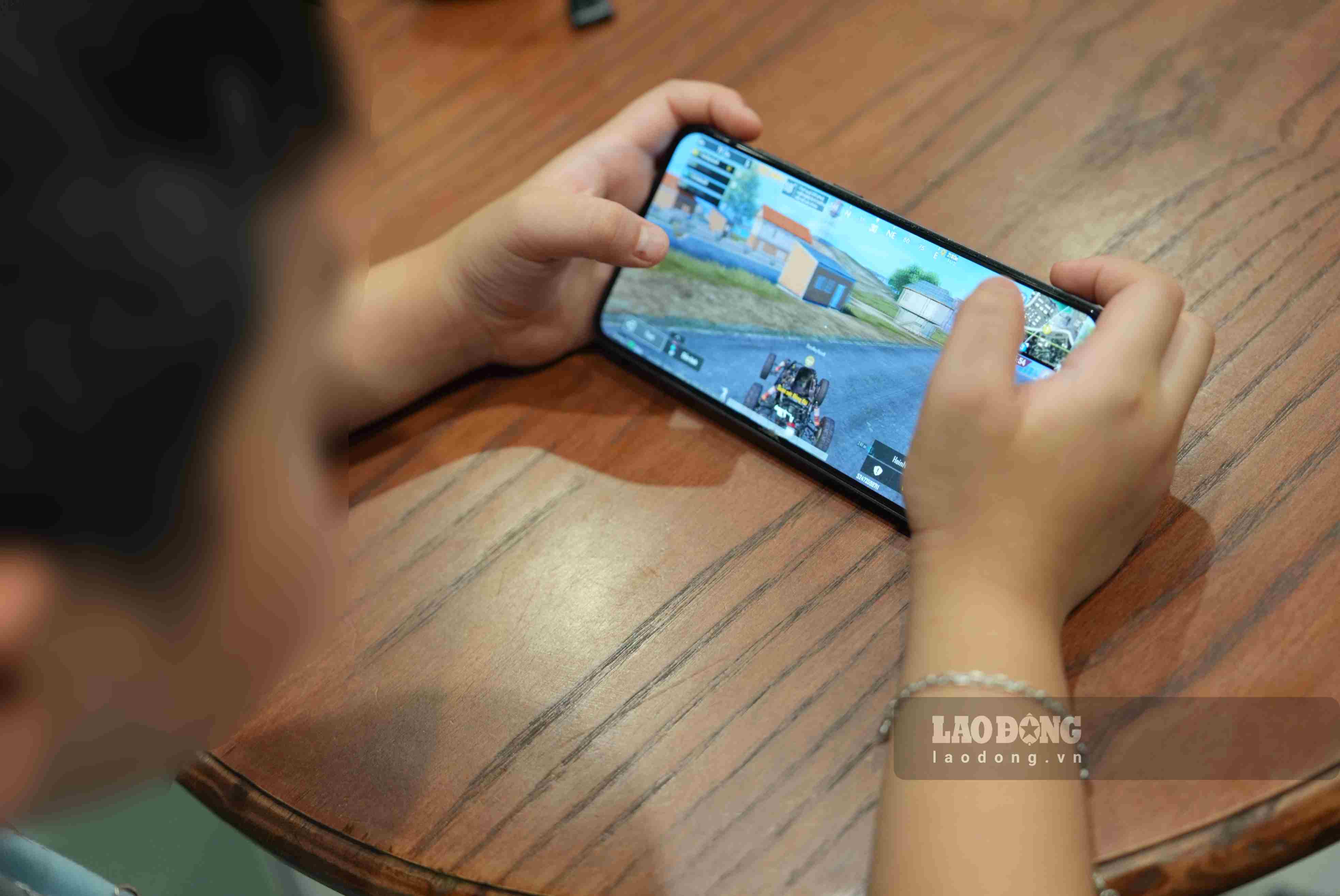 Cháu bé chơi game 18+ trong một quán cafe ở Hà Nội, tháng 5.2026. Ảnh: Nhóm PV