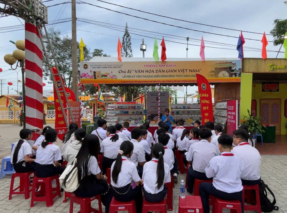 Học sinh tham gia trả lời các câu hỏi tìm hiểu về Lễ hội Kỳ yên thượng điền Đình Bình Thủy. Ảnh: Khánh Linh