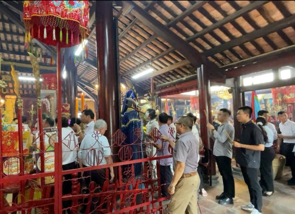 Rất đông người dân, du khách đến chiêm bái tại Lễ hội Kỳ Yên thượng điền Đình Bình Thủy. Ảnh: Khánh Linh.
