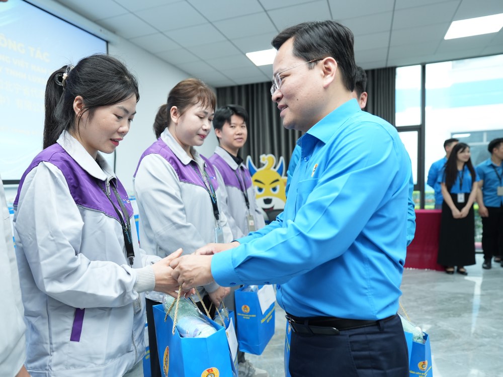Member of the Party Central Committee, President of the Vietnam General Confederation of Labour Nguyen Anh Tuan presents gifts to workers in difficult circumstances. Photo: Huu Chanh