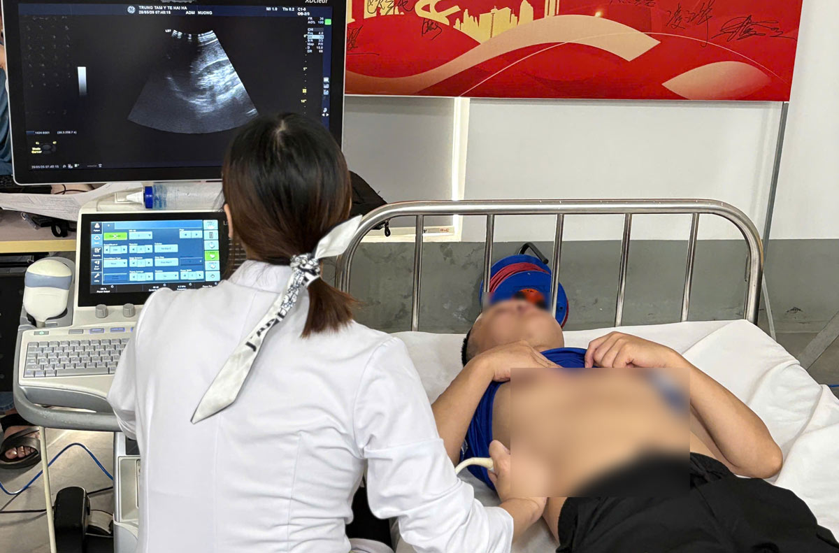 Workers are given ultrasound during health checks and occupational disease screening. Photo: Doan Hung