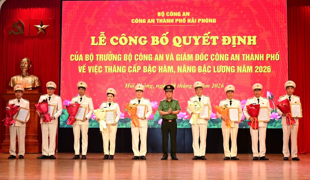 Major General Bui Quang Binh - Director of Hai Phong City Police - presents decisions and flowers to congratulate officers who have been promoted to ranks and salary grades. Photo: Hai Phong Police