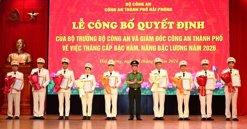 64 cán bộ, chiến sĩ Công an Hải Phòng được thăng cấp, tăng lương