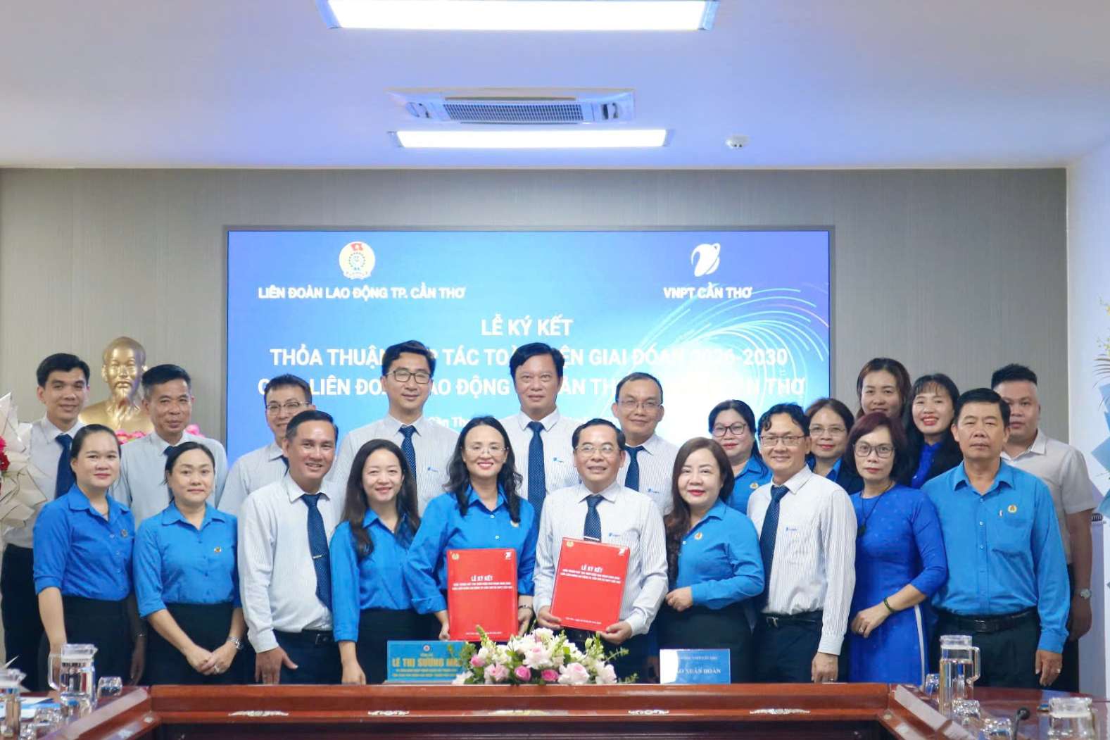 Đại diện Liên đoàn Lao động TP Cần Thơ và VNPT Cần Thơ thực hiện nghi thức lễ ký kết. Ảnh: Tạ Quang