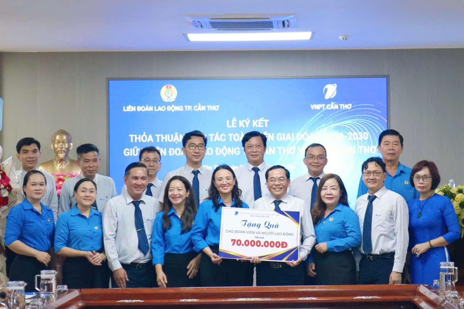 Lãnh đạo VNPT Cần Thơ trao hỗ trợ đoàn viên, người lao động trên địa bàn. Ảnh: Tạ Quang