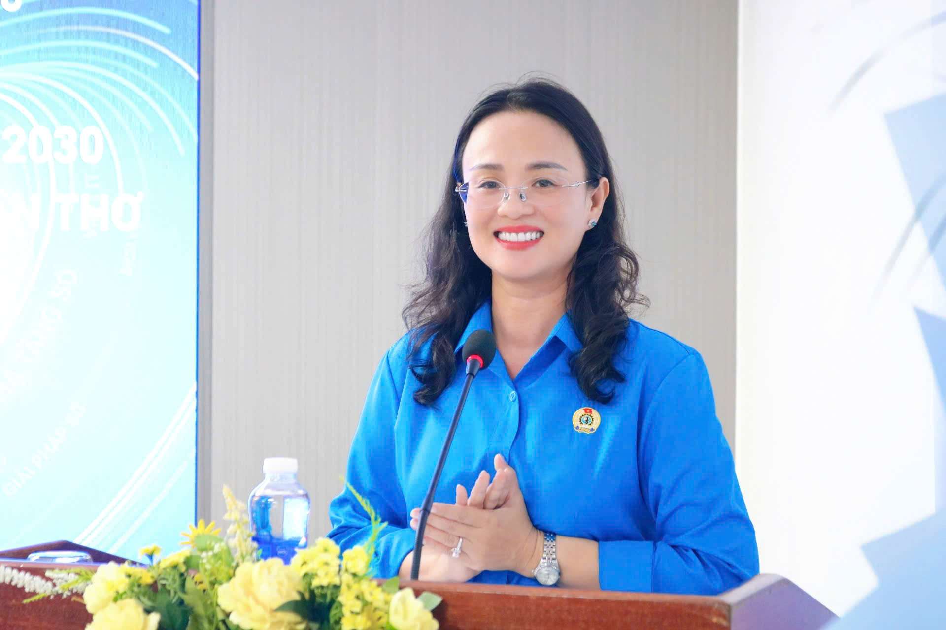 Bà Lê Thị Sương Mai – Chủ tịch LĐLĐ TP Cần Thơ phát biểu tại lễ ký kết. Ảnh: Tạ Quang