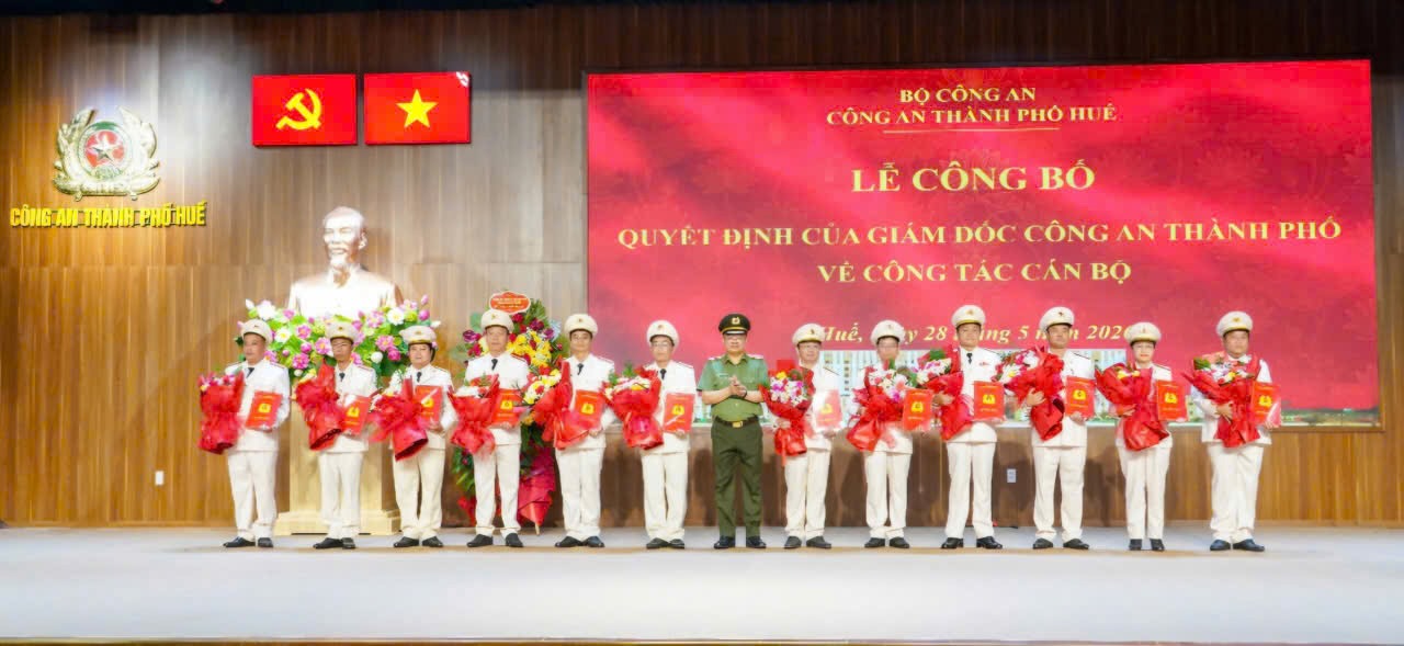 Major General Nguyen Thanh Tuan - Member of the Standing Committee of the City Party Committee, Secretary of the Party Committee, Director of Hue City Police presents decisions to personnel. Photo: Tran Hong.