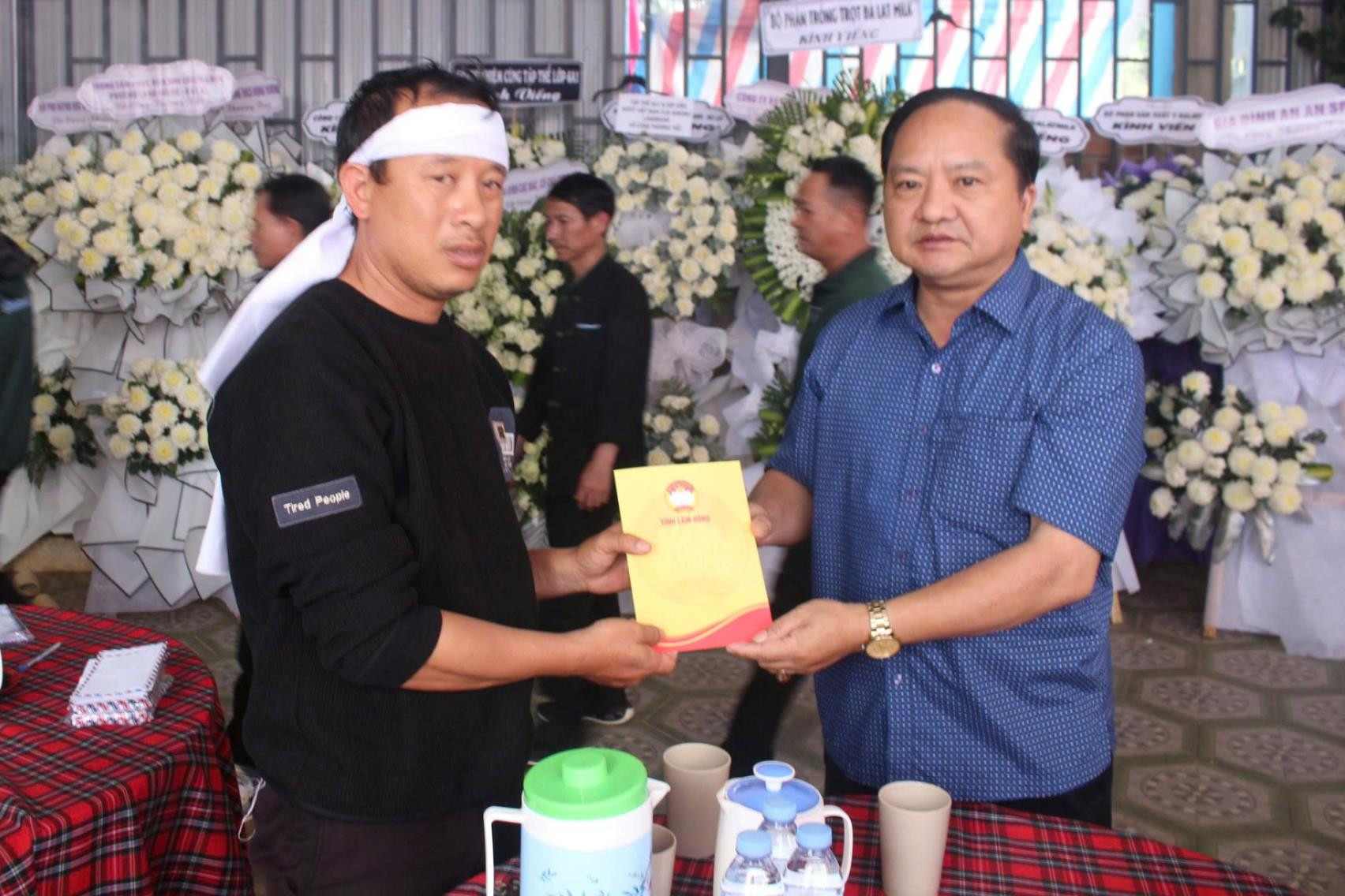 Vice Chairman of the Vietnam Fatherland Front Committee of Lam Dong province Pham Van Duc shared and presented support to the family of P.T. N. Photo: Binh Minh