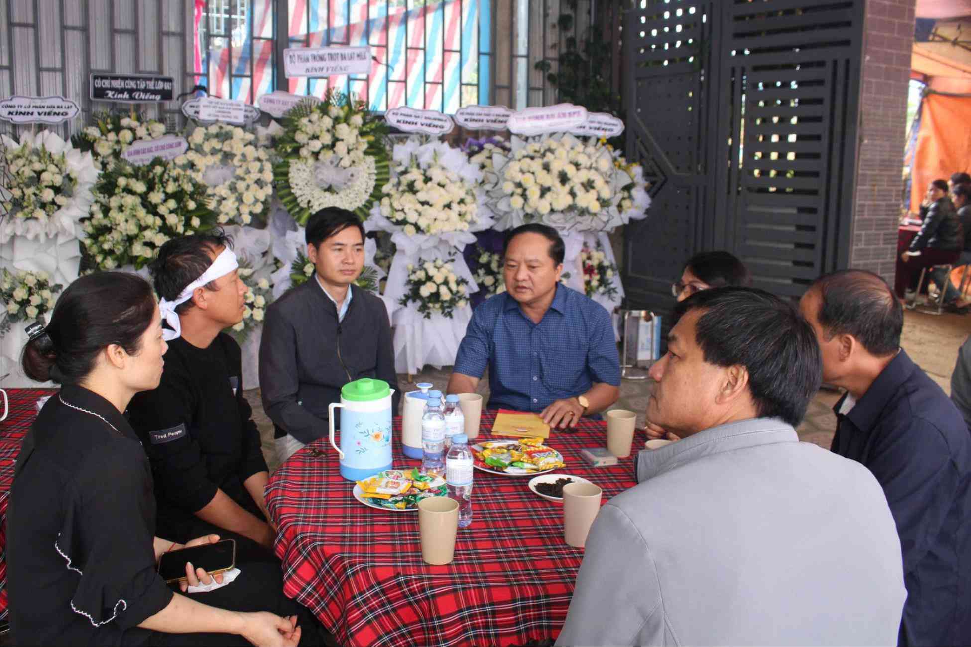 Lãnh đạo Ủy ban Mặt trận Tổ quốc Việt Nam tỉnh Lâm Đồng đến thăm hỏi, động viên, chia sẻ trước những mất mát của gia đình bé gái. Ảnh: Bình Minh