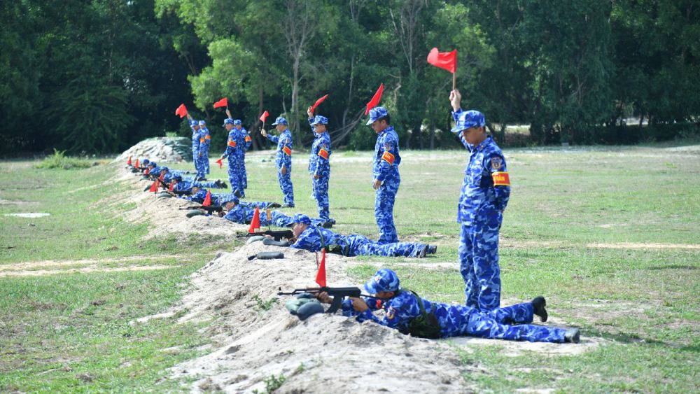Thông qua kiểm tra bắn đạn thật nhằm tiếp tục nâng cao trình độ kỹ, chiến thuật, khả năng làm chủ vũ khí trang bị của cán bộ, chiến sĩ. Ảnh: Đức Thái