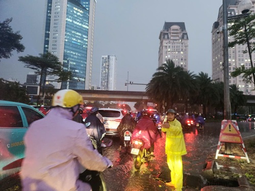 Công nhân Công ty thoát nước Hà Nội ứng trực tại khu vực ngã tư Dương Đình Nghệ - Phạm Hùng - Mễ Trì. Ảnh: Minh Hạnh