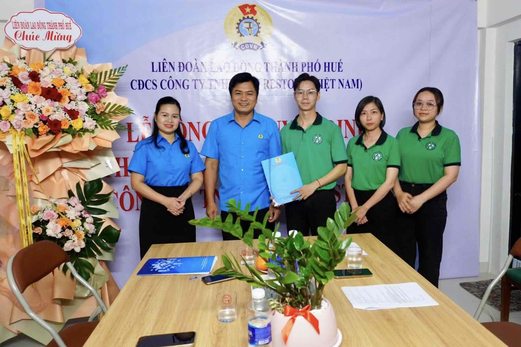 Hue City Labor Federation announces the decision to establish the grassroots Trade Union of Restour One Member Limited Liability Company. Photo: Hoang Hien.