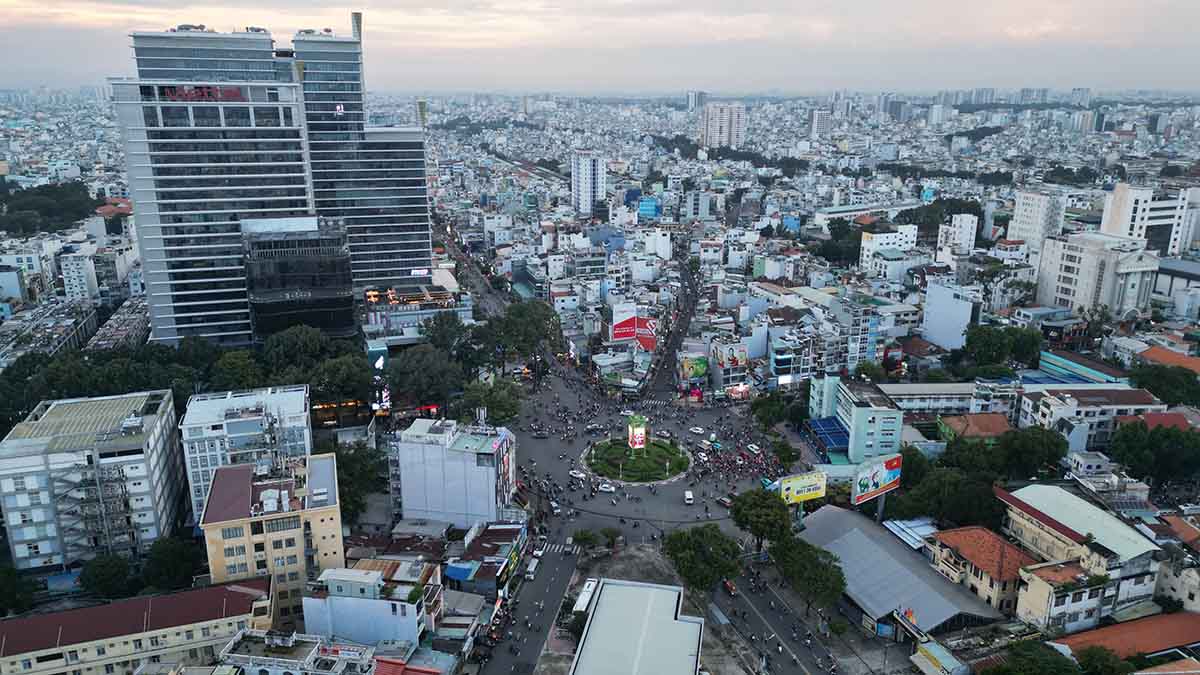 Ngã 6 Công trường Dân Chủ sắp xây cầu vượt thép. Ảnh: Anh Tú
