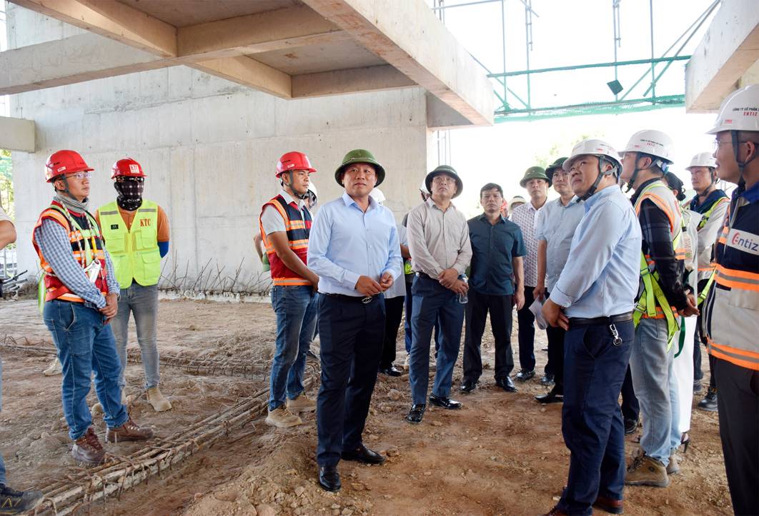 Vice Chairman of Nghe An Provincial People's Committee Hoang Phu Hien inspects and urges to accelerate the progress of social housing projects in the province. Photo: Ngoc Anh