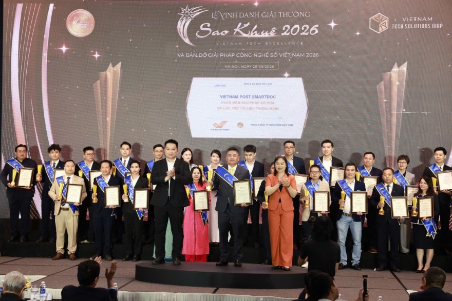 Representatives of Vietnam Post receive the Sao Khue 2026 Award. Photo: HQ