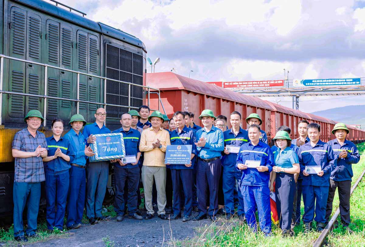 Comrade Le Thanh Xuan - Chairman of TKV Trade Union and company leaders present collective commendation gifts to Railway Transport Workshop, Da Bac Logistics Company. Photo: Company Trade Union