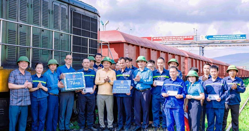 Công đoàn TKV thăm hỏi, tặng quà công nhân Da Bac Logistics