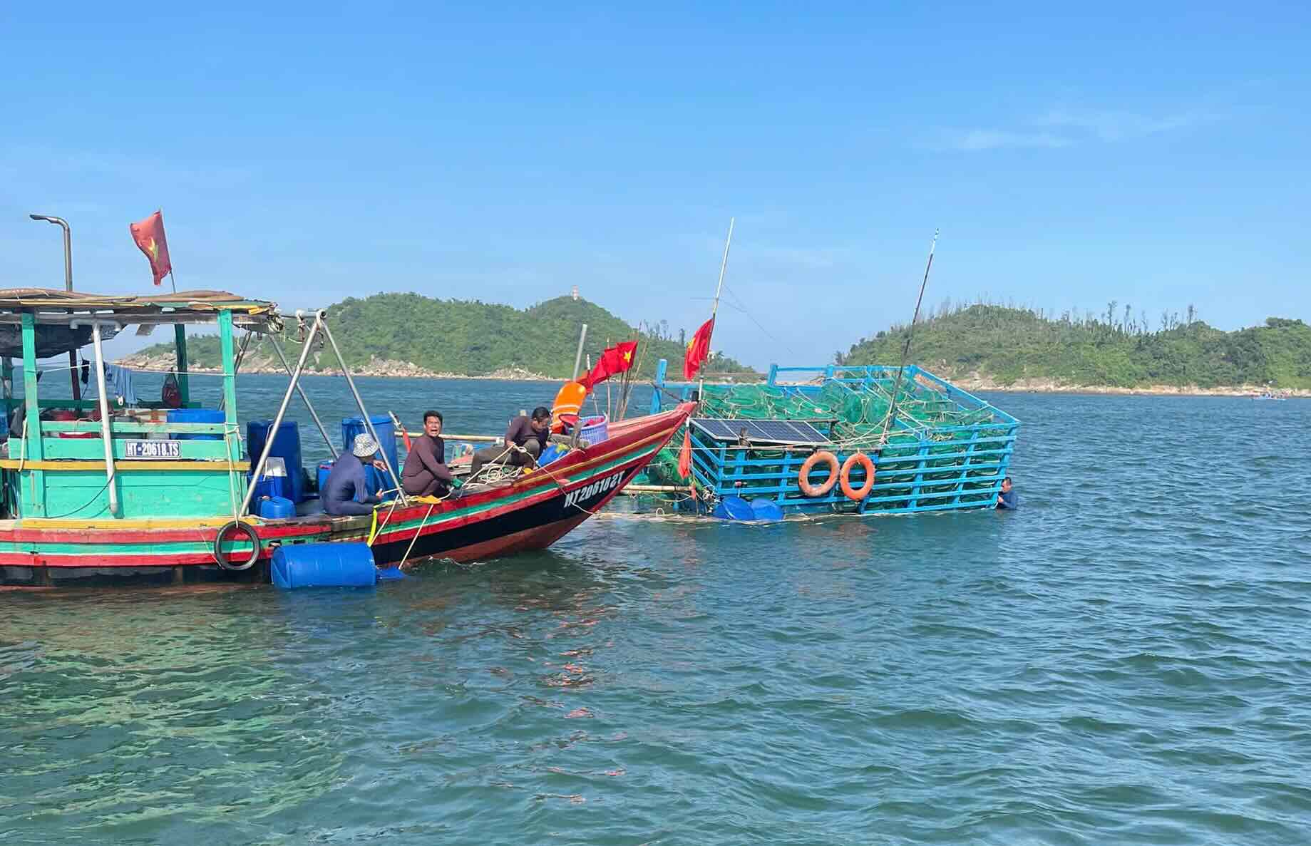 Border Guards coordinate with local fishermen to successfully rescue 7 crew members on a sunken fishing boat. Photo: Hoang Anh
