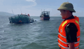 Fishing boat sinks, many fishermen escape thanks to border guard rescue. Photo: Ha Tinh Border Guard