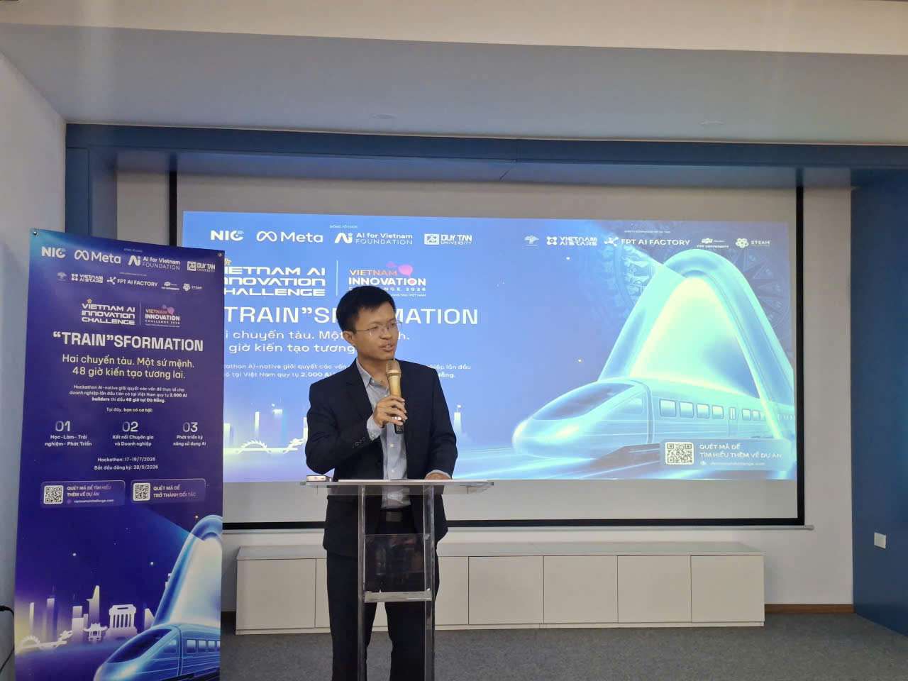 Ông Nguyễn Khánh Linh, Phụ trách Xúc tiến đầu tư và Công nghệ chiến lược, Trung tâm Đổi mới sáng tạo Quốc gia (NIC) phát biểu tại buổi công bố chương trình Thách thức Đổi mới sáng tạo Việt Nam 2026. Ảnh: Thạch Lam