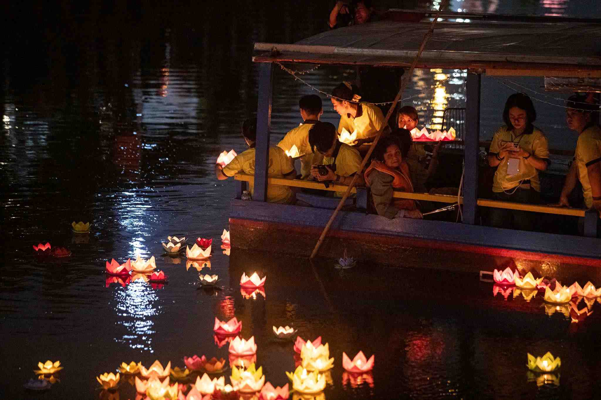 Cận cảnh hình ảnh hoa đăng rực rỡ, kèm theo những dòng cầu nguyện của người dân được thả xuống kênh Nhiêu Lộc - Thị Nghè. Ảnh: Minh Tâm