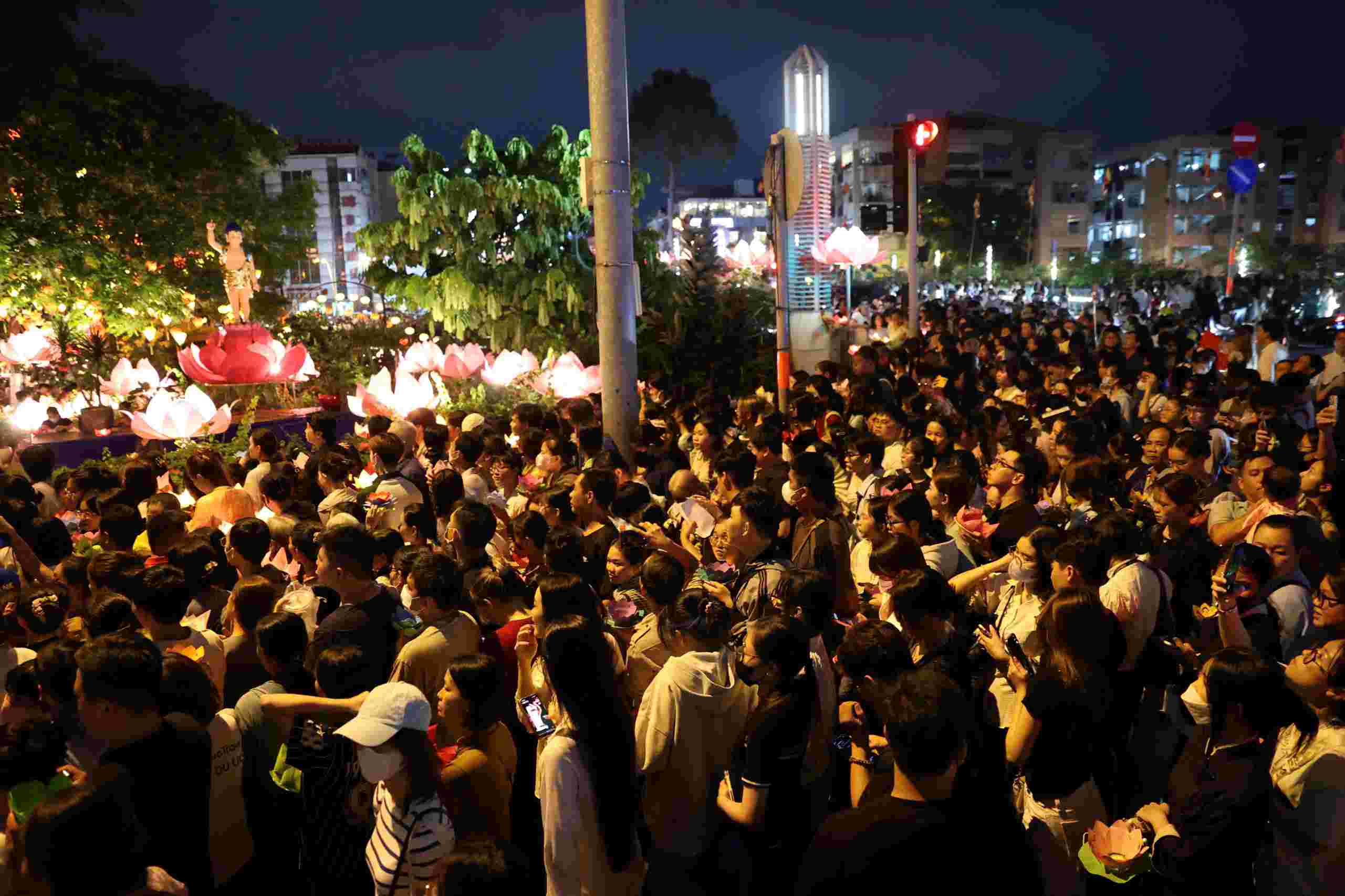 Đông đúc người dân TPHCM đổ về chùa Pháp Hoa thả hoa đăng mừng lễ Phật đản. Ảnh: Minh Tâm