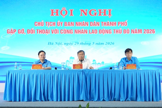 From left to right: Mr. Nguyen Anh Tuan - Member of the Party Central Committee, Vice Chairman of the Central Committee of the Vietnam Fatherland Front, Chairman of the Vietnam General Confederation of Labor; Vu Dai Thang - Member of the Party Central Committee, Deputy Secretary of the City Party Committee, Chairman of the People's Committee of Hanoi City; Nguyen Van Thang - Member of the Presidium of the Vietnam General Confederation of Labor; City Party Committee Member, Vice Chairman of the Vietnam Fatherland Front of Hanoi City, Chairman of the Hanoi City Labor Federation chaired the dialogue conference with workers. Photo: Huu Chanh