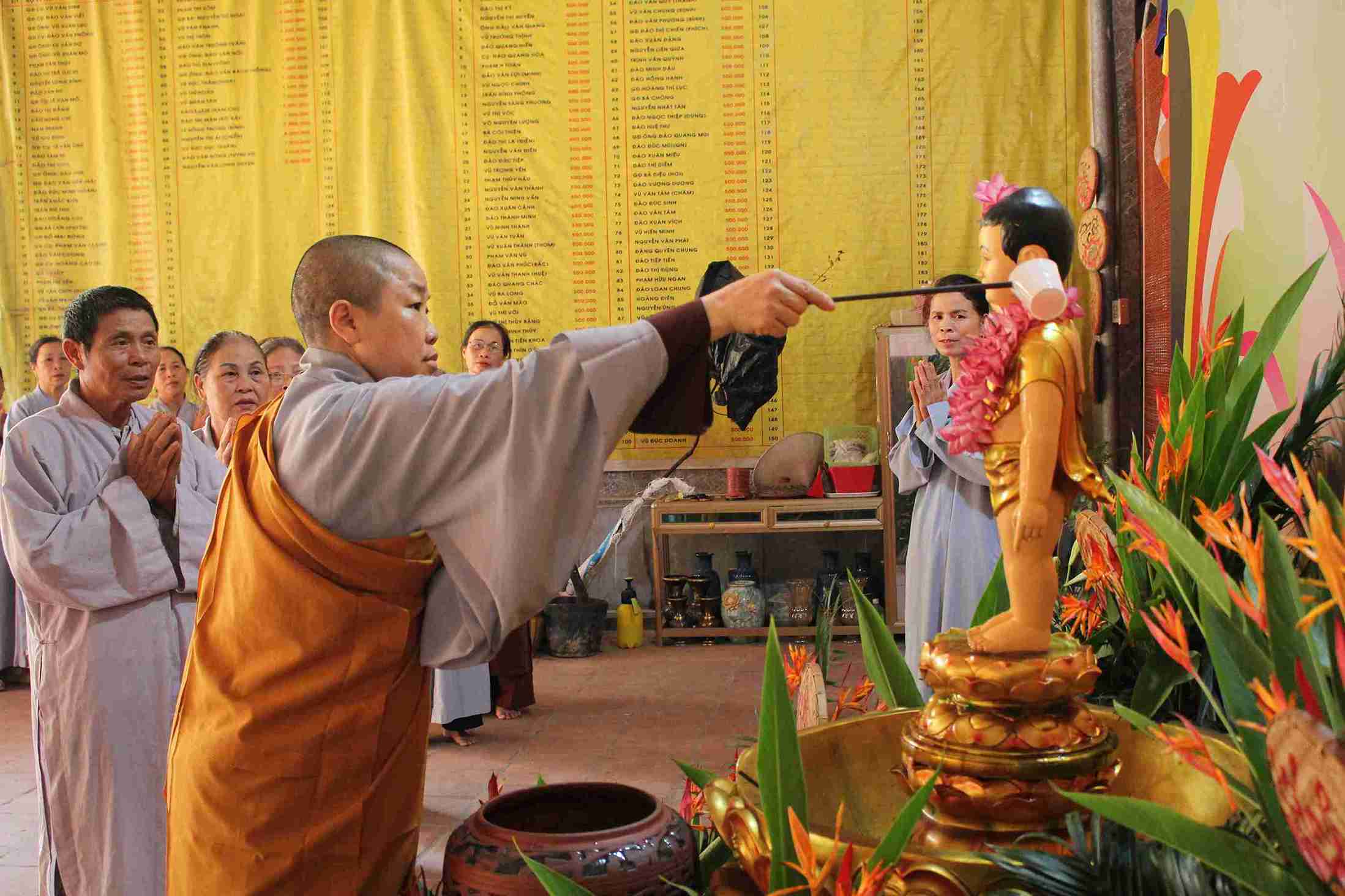The atmosphere of the Buddha bathing ceremony takes place solemnly during the Buddha's Birthday season. Photo: Mai Huong