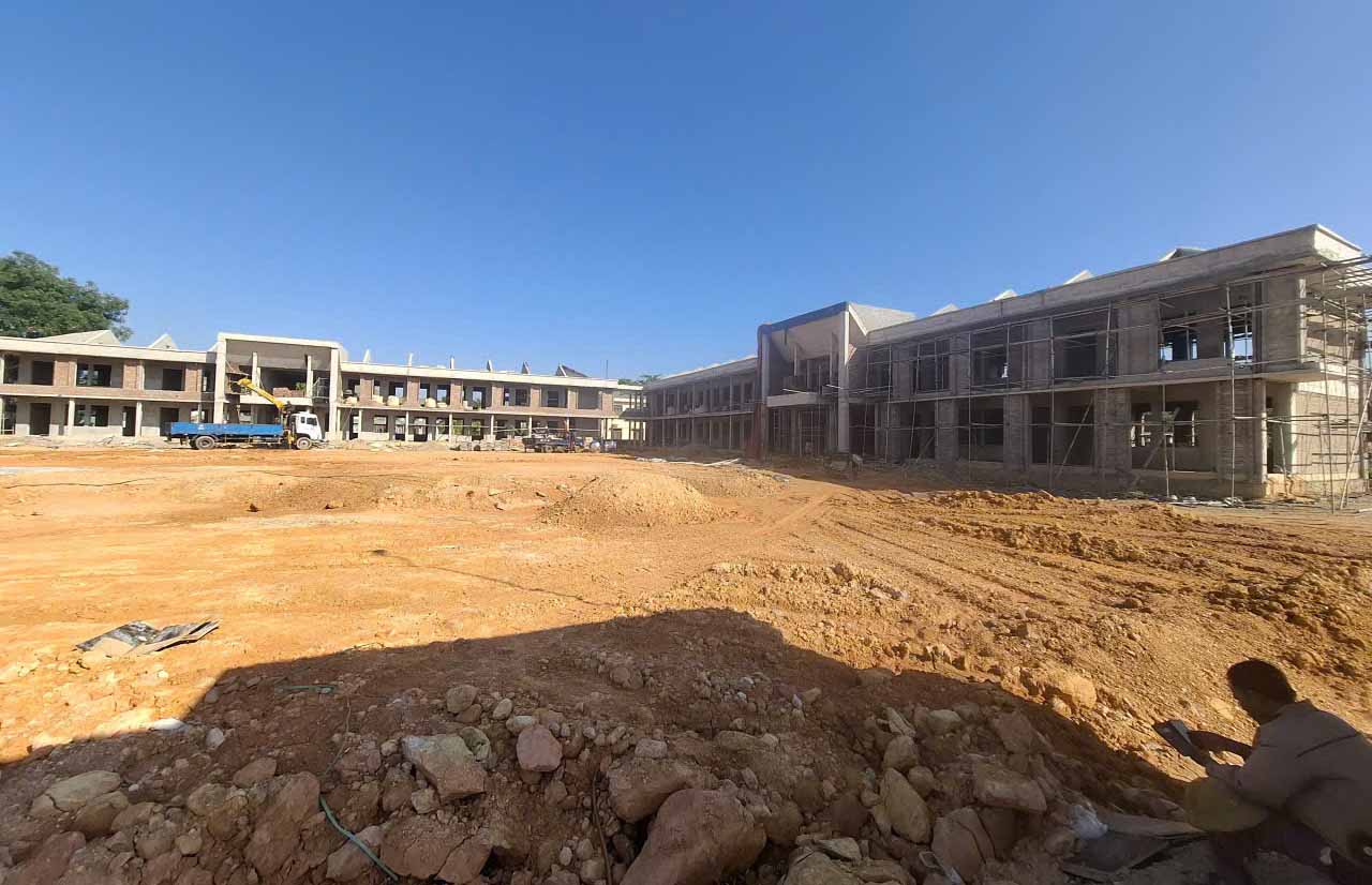 Một số dãy phòng học đã cơ bản xong phần thô. Ảnh: Trần Tuấn