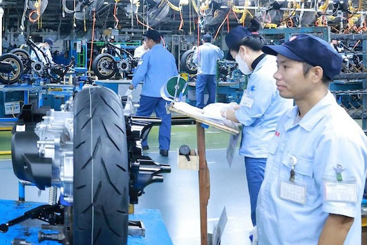 Hanoi City will propose considering a mechanism to determine the minimum wage in the direction of ensuring harmony of interests between workers and businesses, gradually improving life and increasing income for workers. Photo: Manh Quan