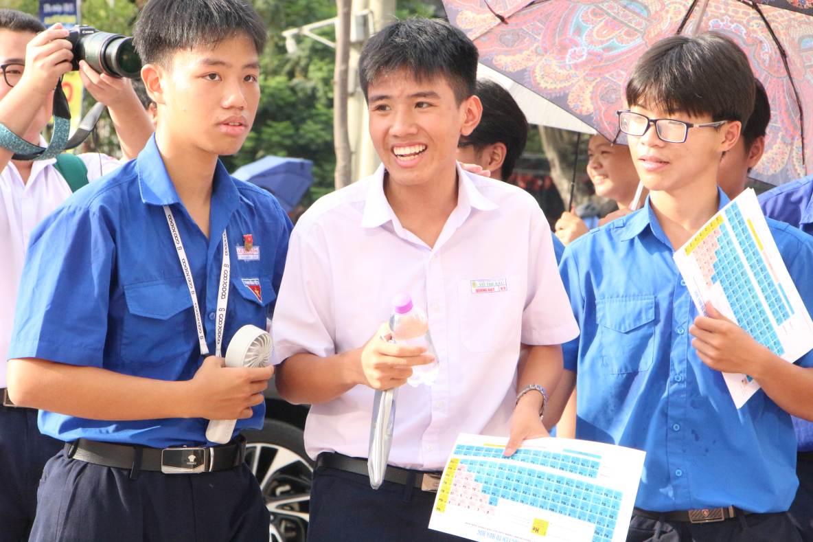Lao Dong Newspaper updates exam questions and answers for the 10th grade entrance exam for the 2026 - 2027 school year for parents and students to easily follow. Photo: Phuong Linh