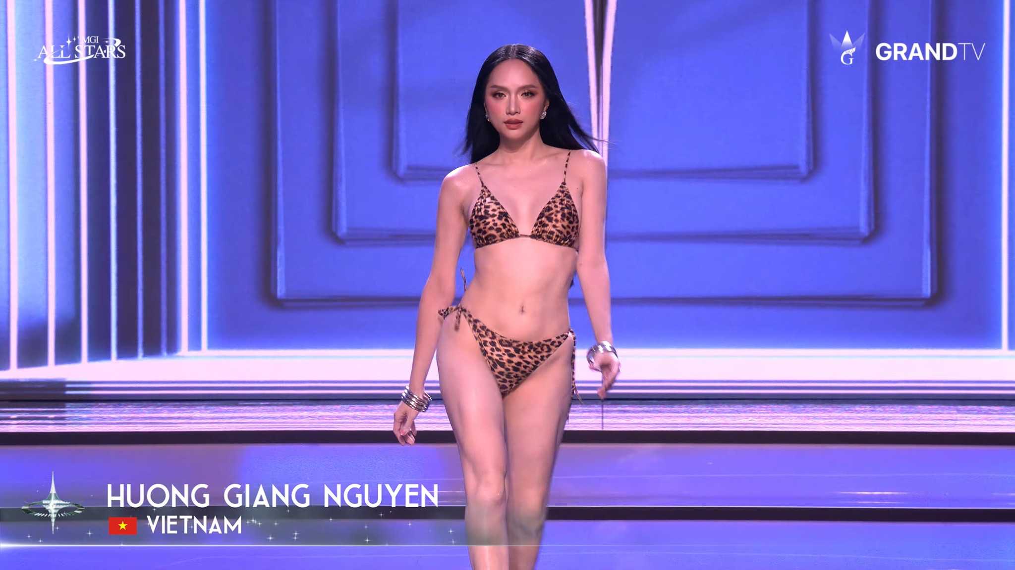 Miss Huong Giang performs in a bikini. Photo: MGI.