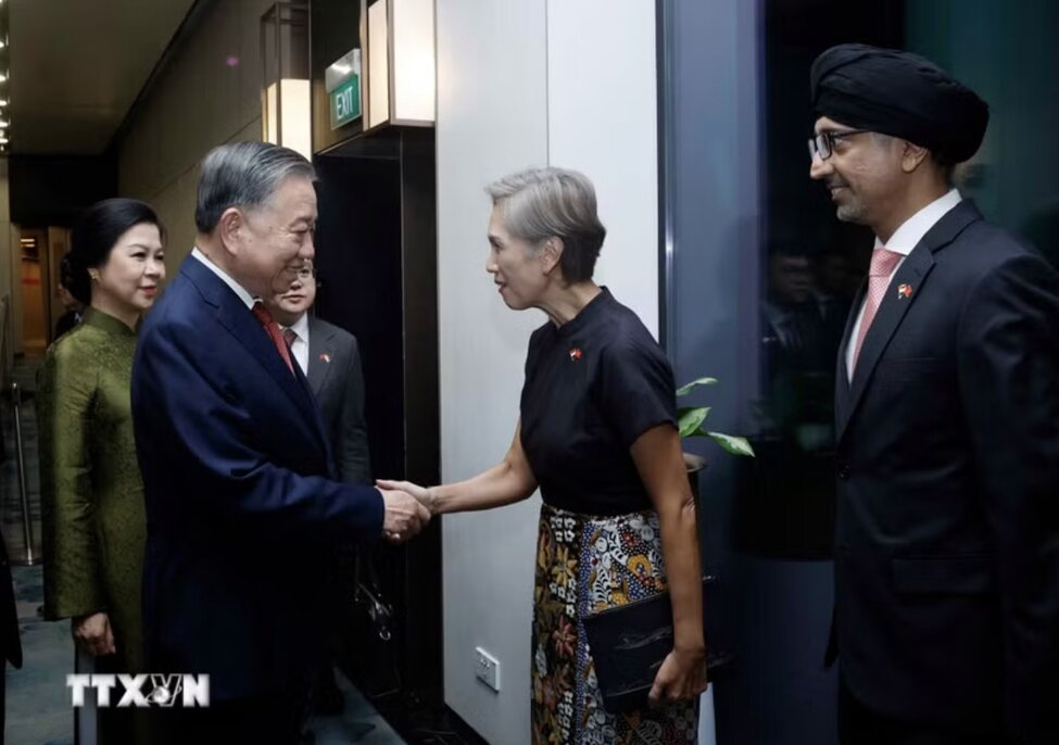 Les dirigeants de Singapour accueillent le secrétaire général et président de la République Tô Lâm et son épouse à l'aéroport de Changi, Singapour. Photo: TTXVN