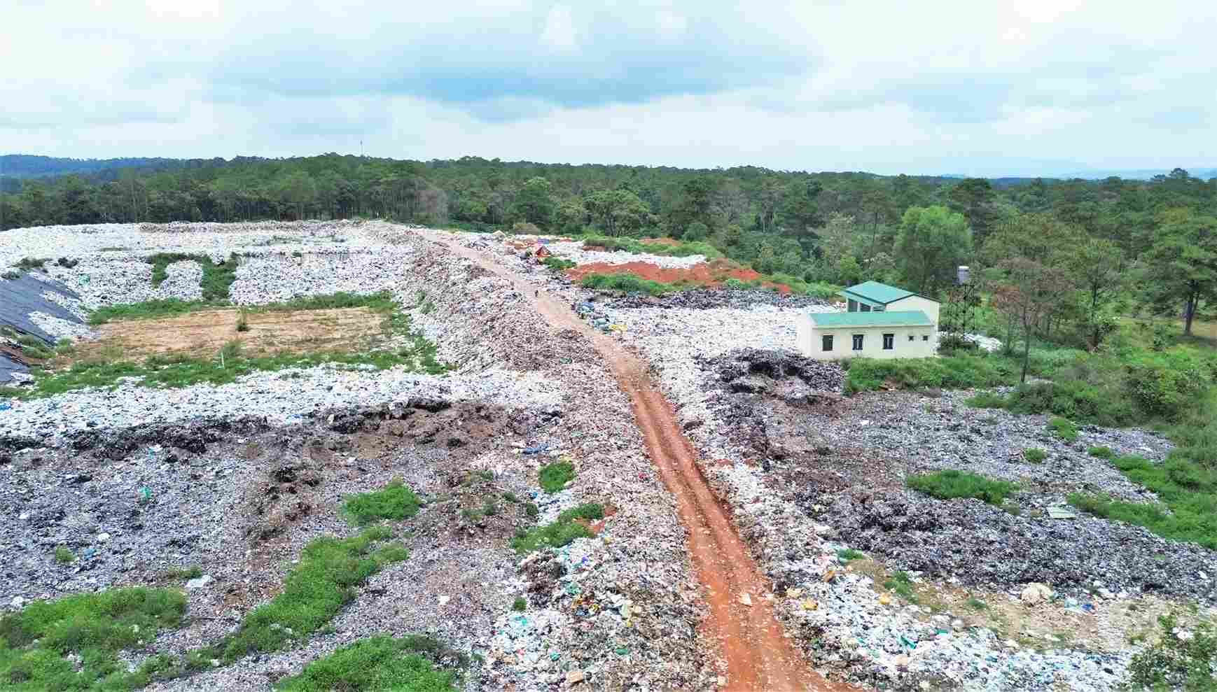 Lam Dong Provincial People's Committee directs the development of an operating mechanism for a landfill that once accumulated 7,000 tons after a reflection from Lao Dong Newspaper. Photo: Phuc Khanh