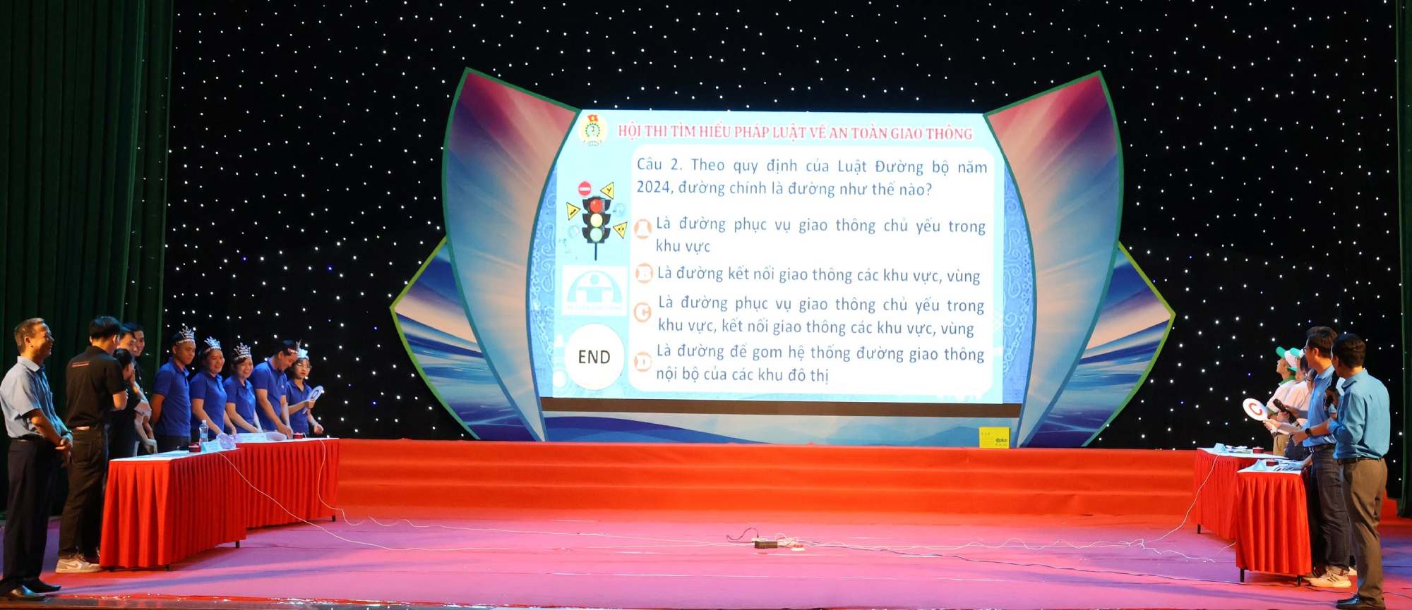 Liên đoàn Lao động tỉnh Quảng Ngãi tổ chức Hội thi tìm hiểu pháp luật về an toàn giao thông năm 2026 với sự tham gia sôi nổi của hàng trăm đoàn viên. Ảnh: Công đoàn Quảng Ngãi