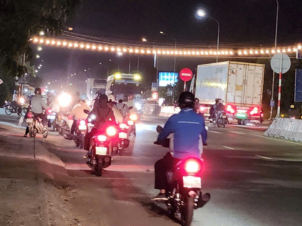 Quốc lộ 1 đoạn qua Khu công nghiệp VSIP và Khu công nghiệp Tịnh Phong thường xuyên đối mặt với nguy cơ mất an toàn giao thông vào giờ tan tầm, khi có hàng chục nghìn công nhân cùng đổ ra đường. Do đó, việc nâng cao kiến thức pháp luật về an toàn giao thông cho người lao động tại đây là vô cùng cần thiết. Ảnh: Đông Giang