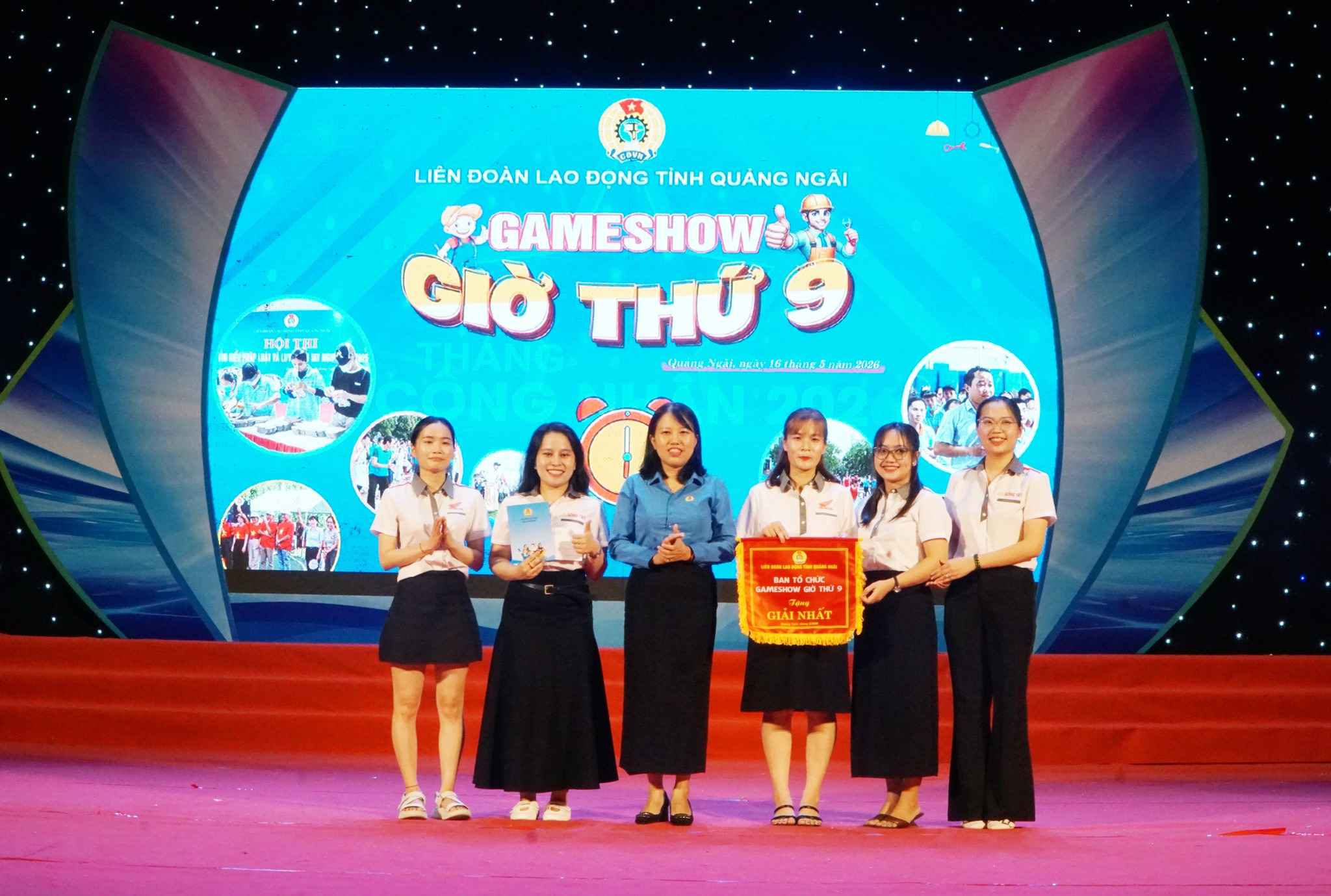 Through the Gameshow "9th Hour", union members and workers in Quang Ngai are able to exchange, learn, and improve their understanding of labor law. Photo: Quang Ngai Trade Union