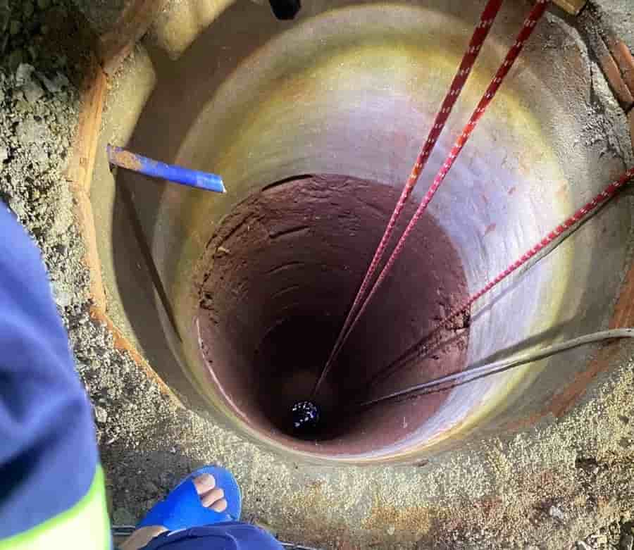 The scene where the woman fell into the deep well was promptly rescued. Photo: DVCC